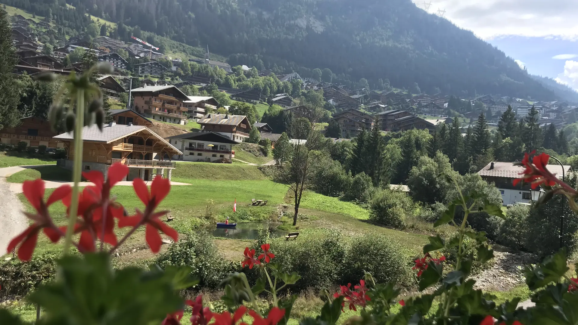 Vue sur le village en été depuis le balcon d'une chambre