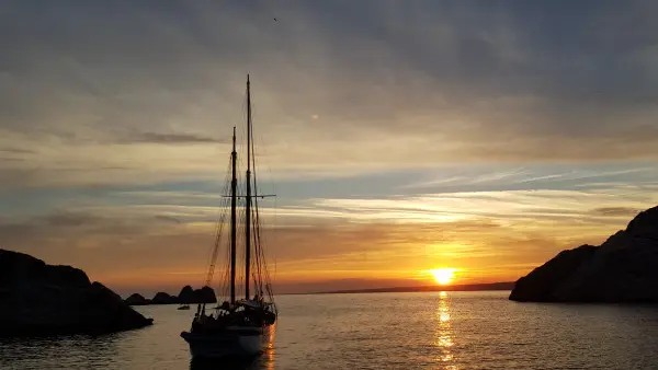 Croisière à la voile sur les îles du Frioul au soleil couchant