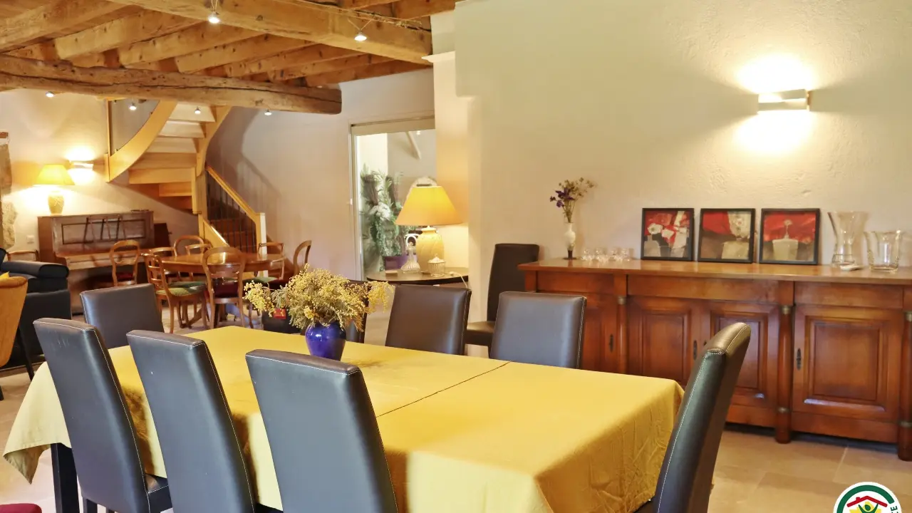 La pièce commune : coin salon, détente, piano et salle de petit déjeuner