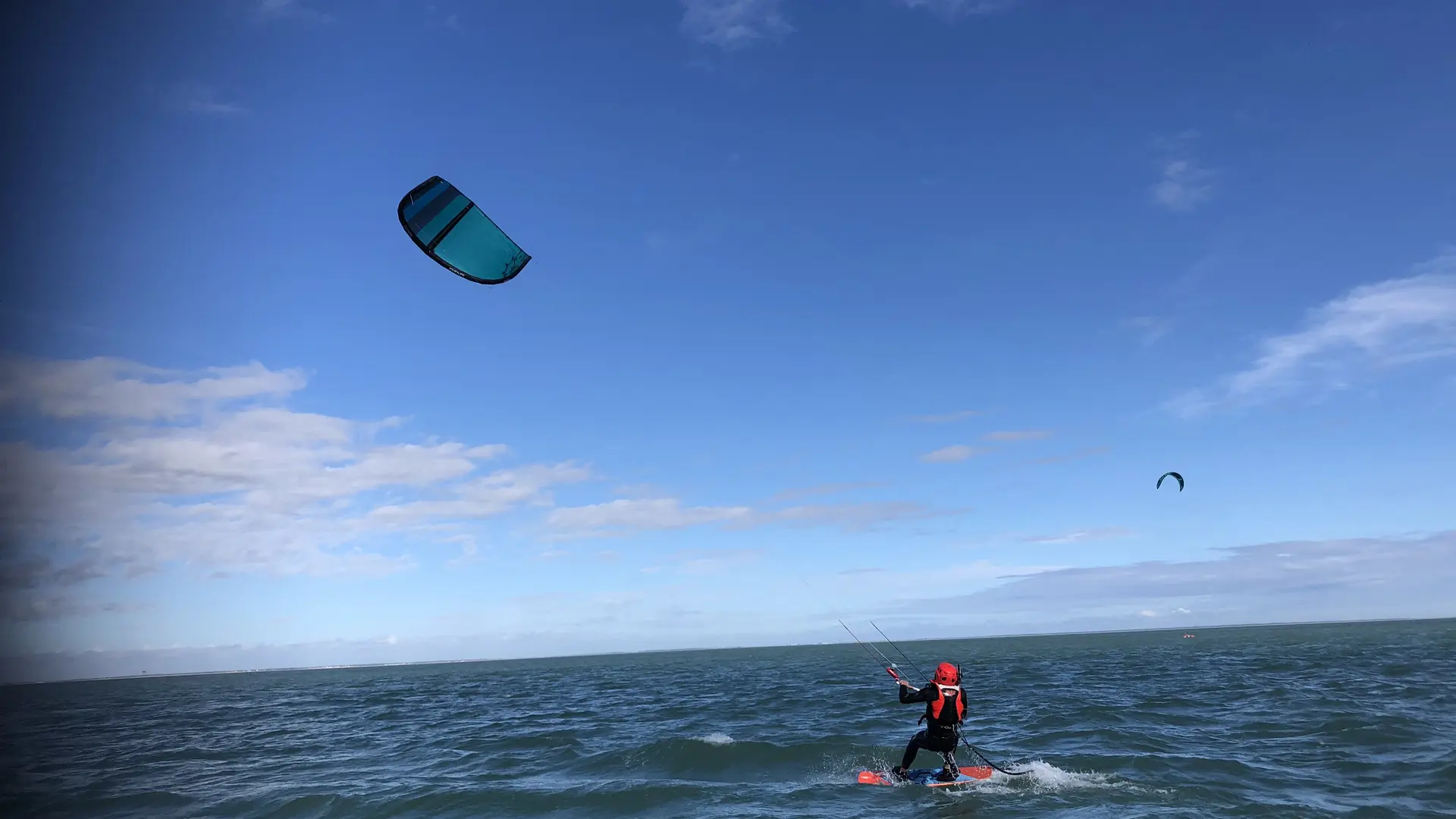 First waterstarts at the kitesurfing school off Ile de Ré