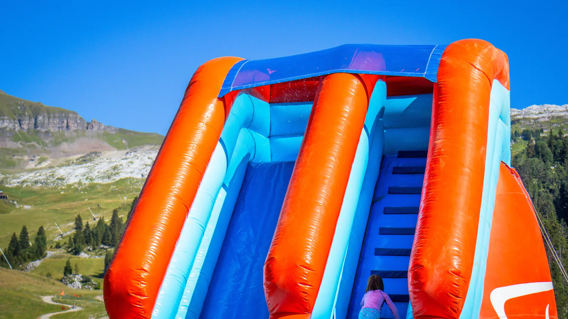 Vue du sommet de la structure avec ses escaliers (à droite) et son toboggan (à gauche)
