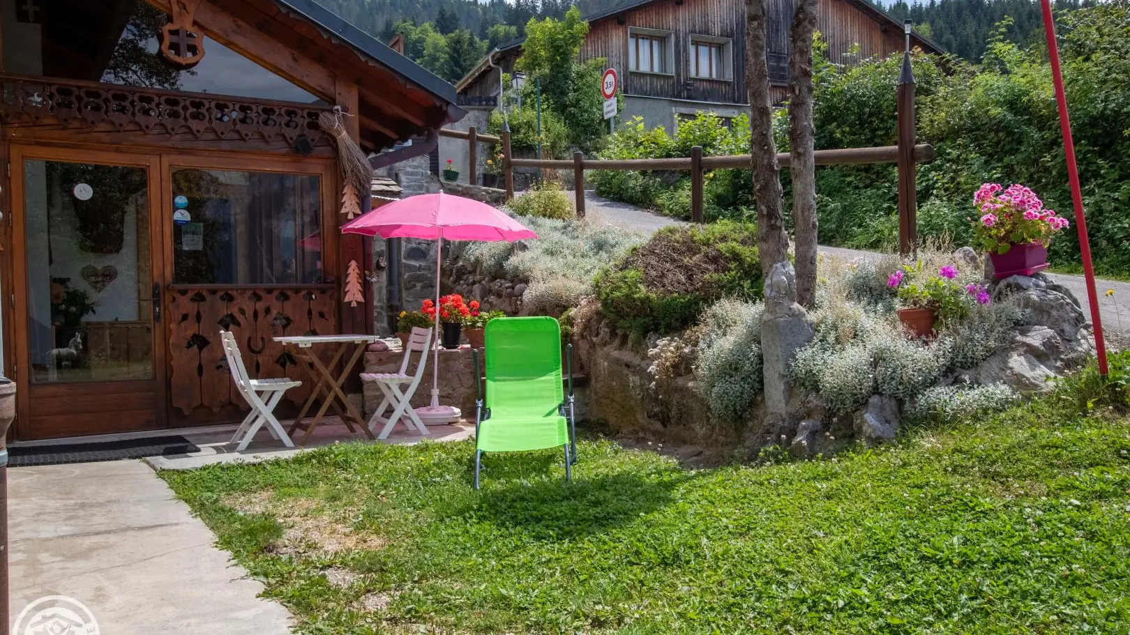 Petit coin détente avec mobilier de jardin à l'entrée du gîte.