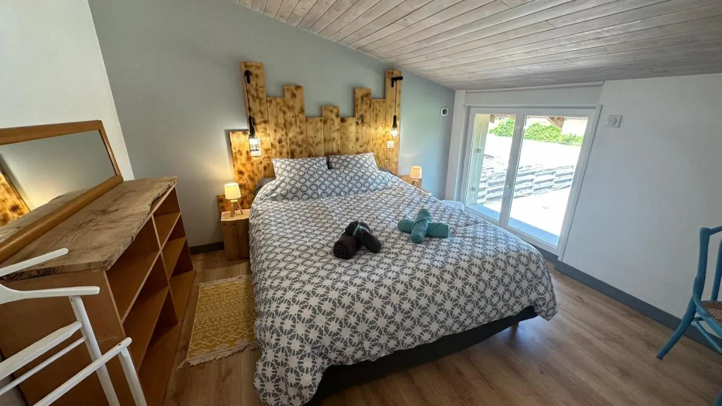 chambre en bois avec 1 lit 160