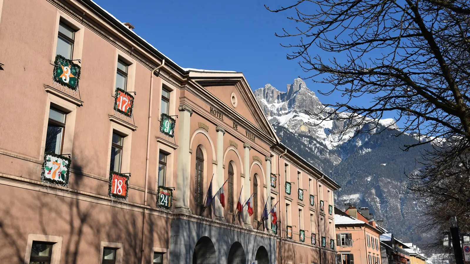 Vue sur l'Hôtel de ville de jour