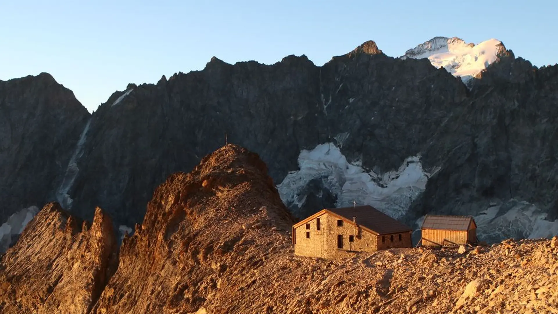 L'ancien et le nouveau bâtiment du refuge Adèle Planchard