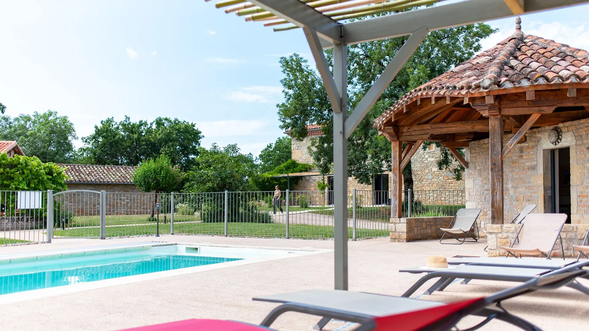 NO COMMENT. Une journée comme une autre à Lou Papagai