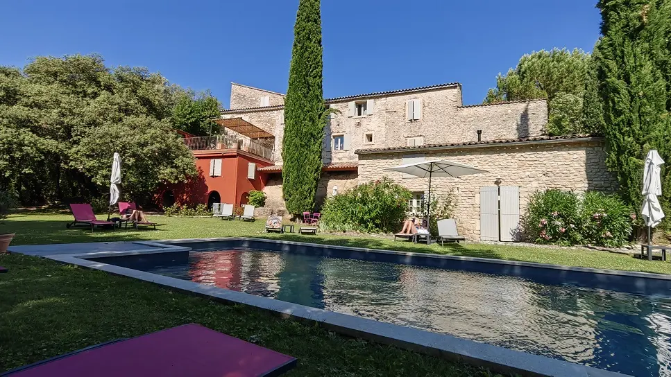 La batisse et sa piscine