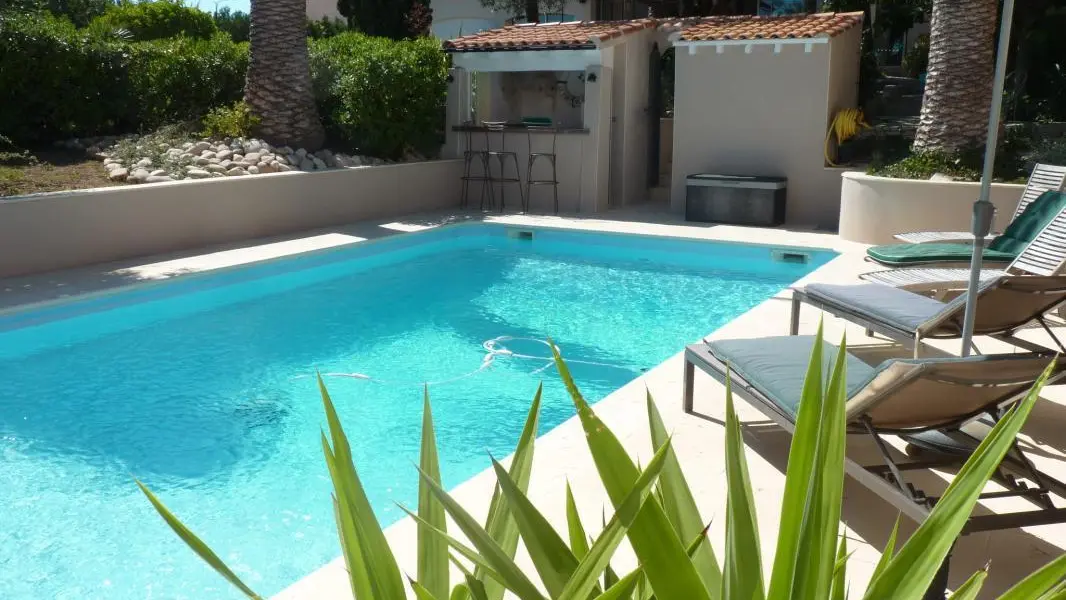 Piscine avec ses transats