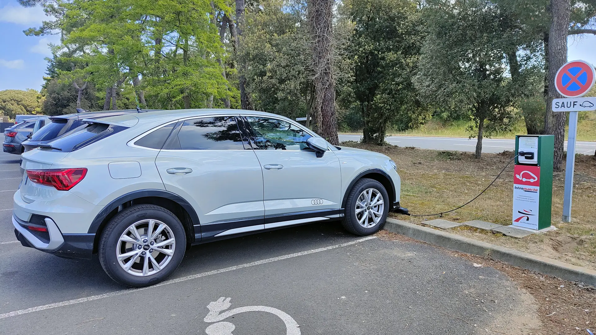 Borne de recharge et voiture électrique