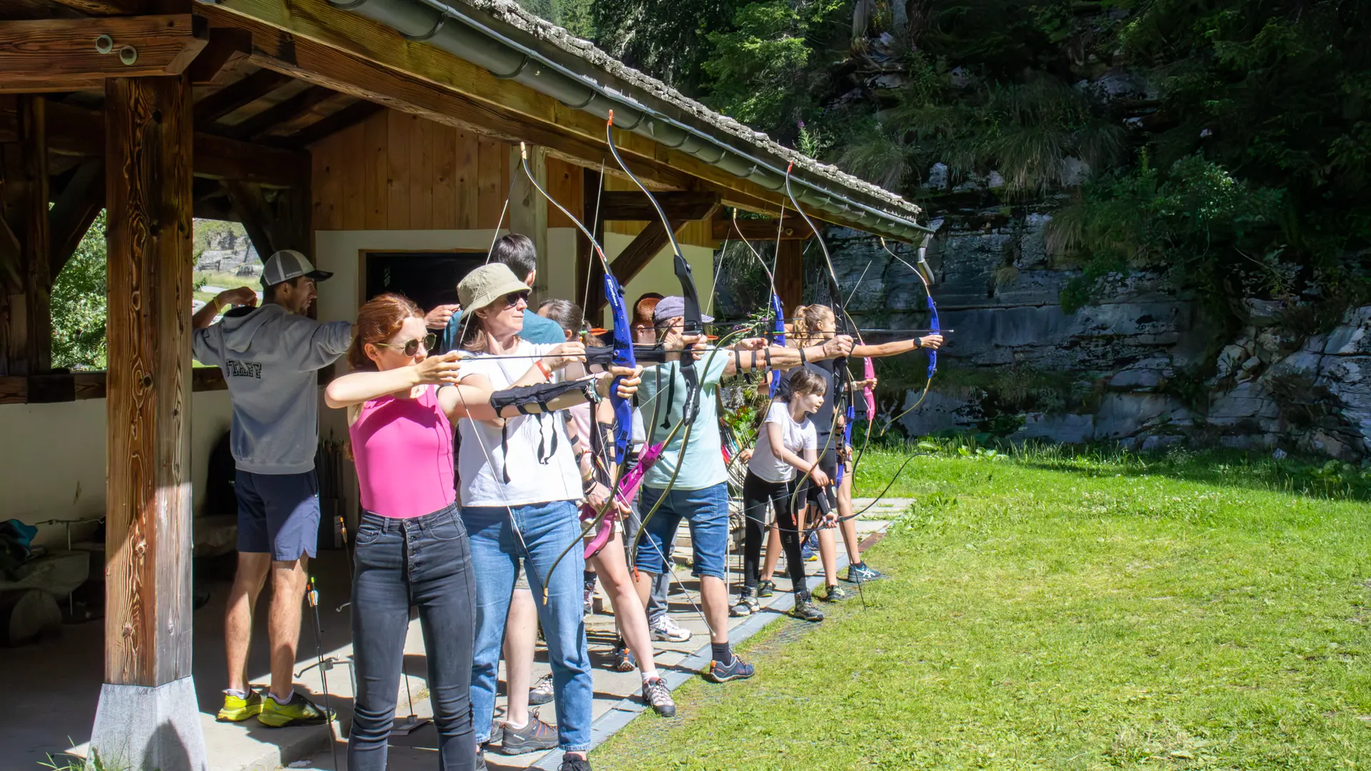 Groupe qui reproduit les instructions pour tirer