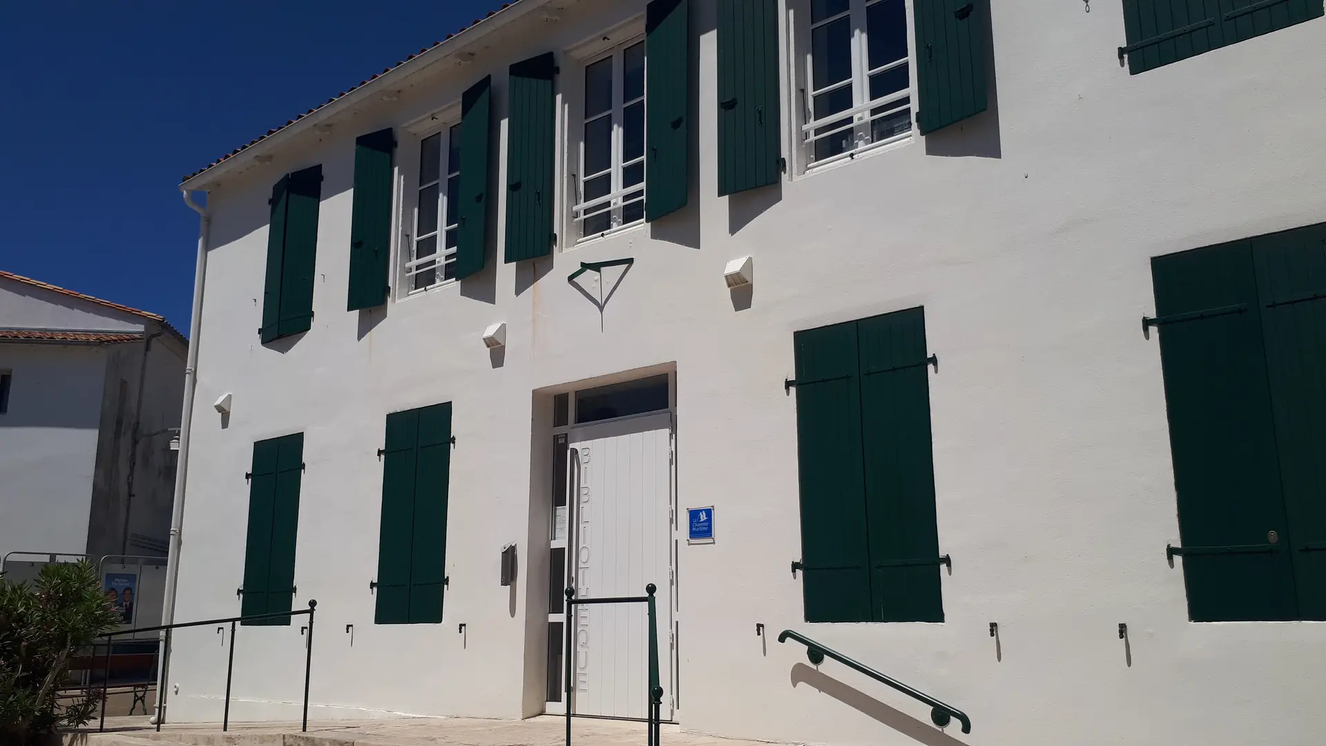 Entrée de la bibliothèque