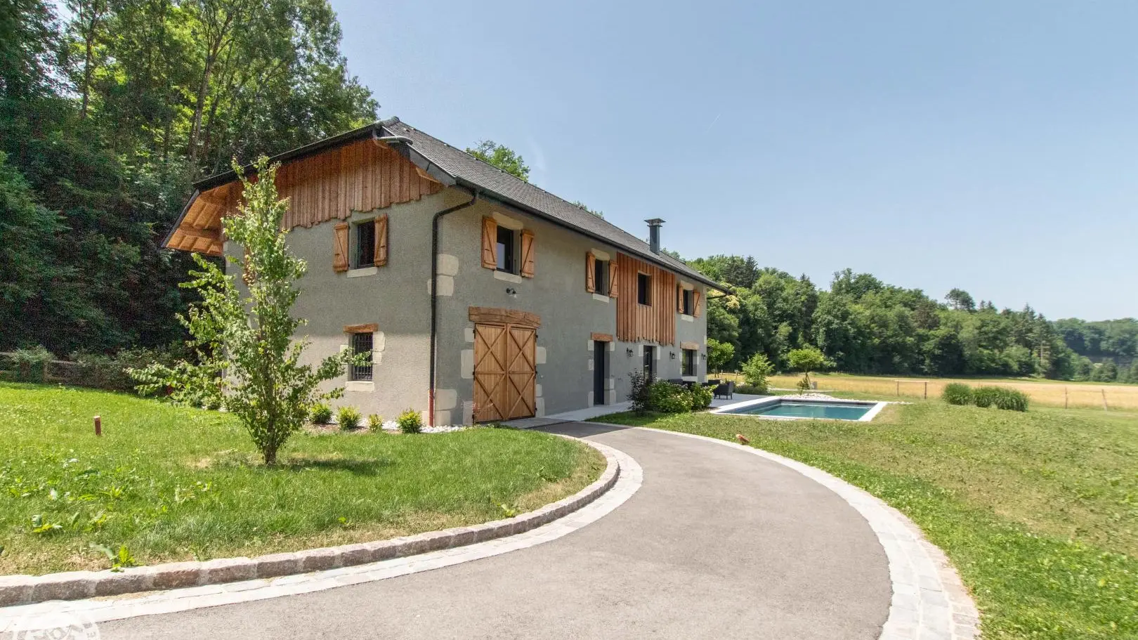 ... accès côté piscine