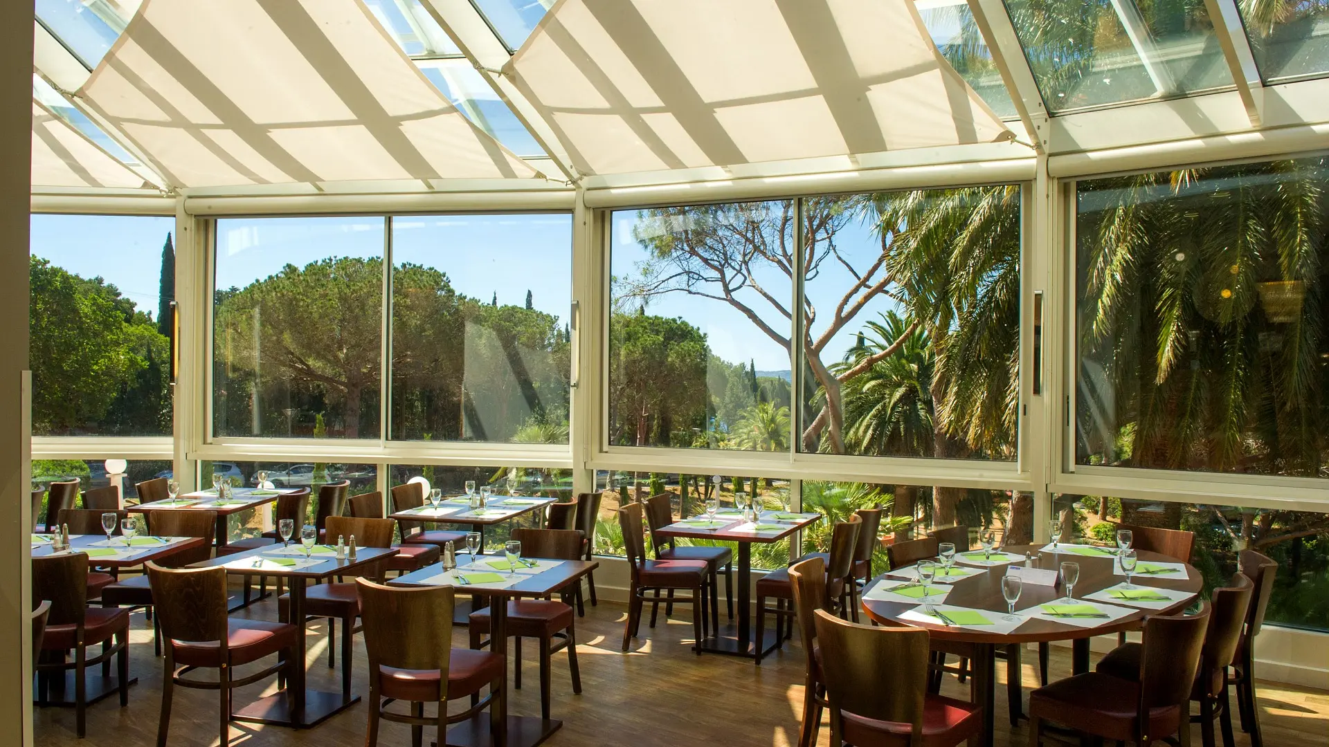 Restaurant avec vue panoramique sur le parc