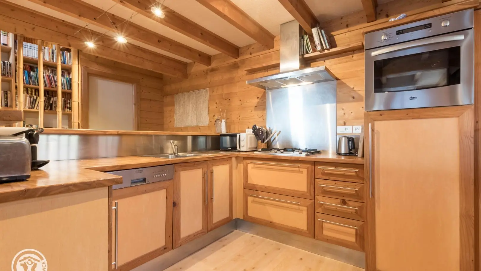 Cuisine équipée avec lave vaisselle, four, réfrigérateur, micro ondes, cafetière dosettes