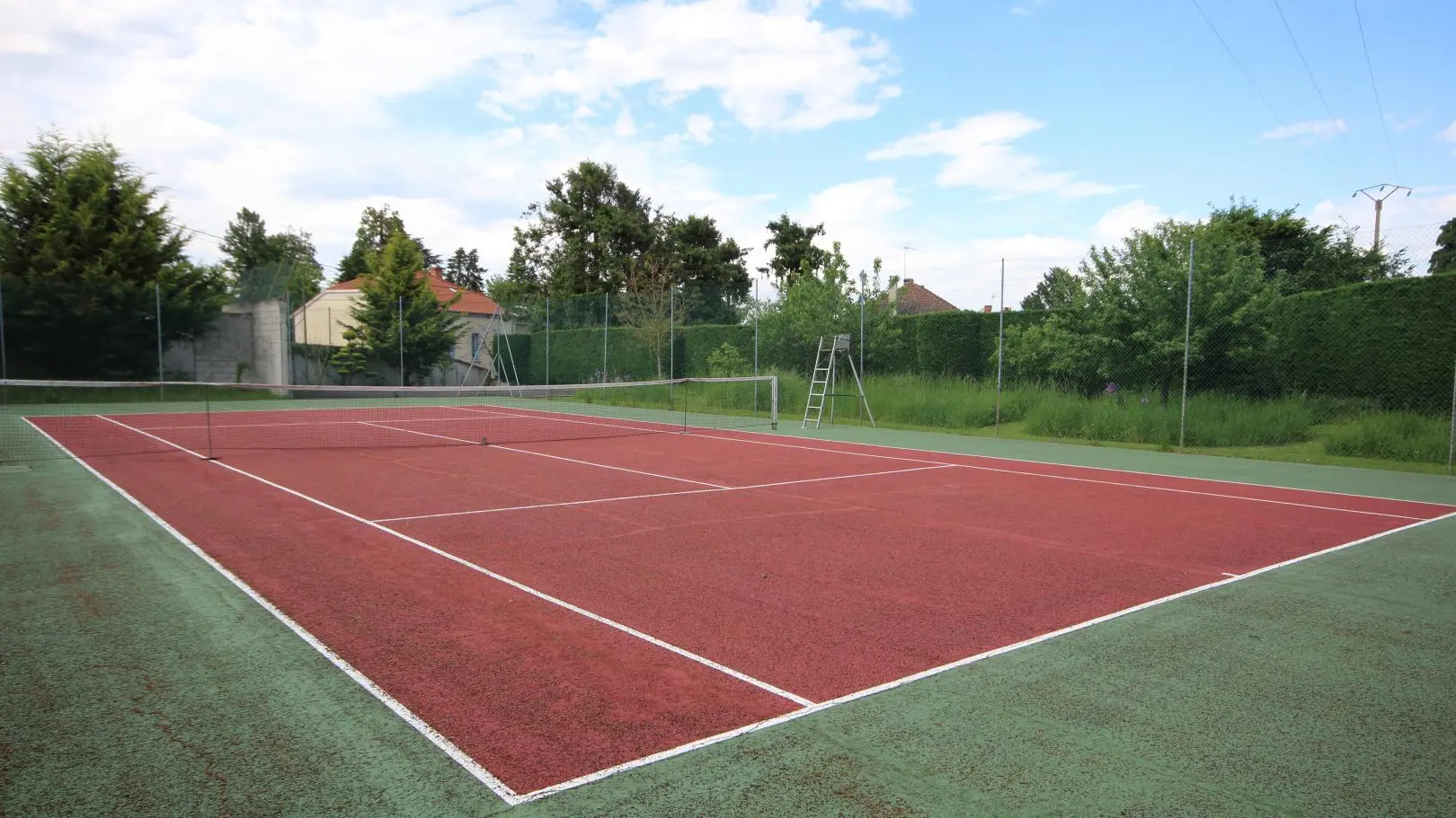 court de tennis partagé avec les propriétaires: plages horaires à définir ensemble.
