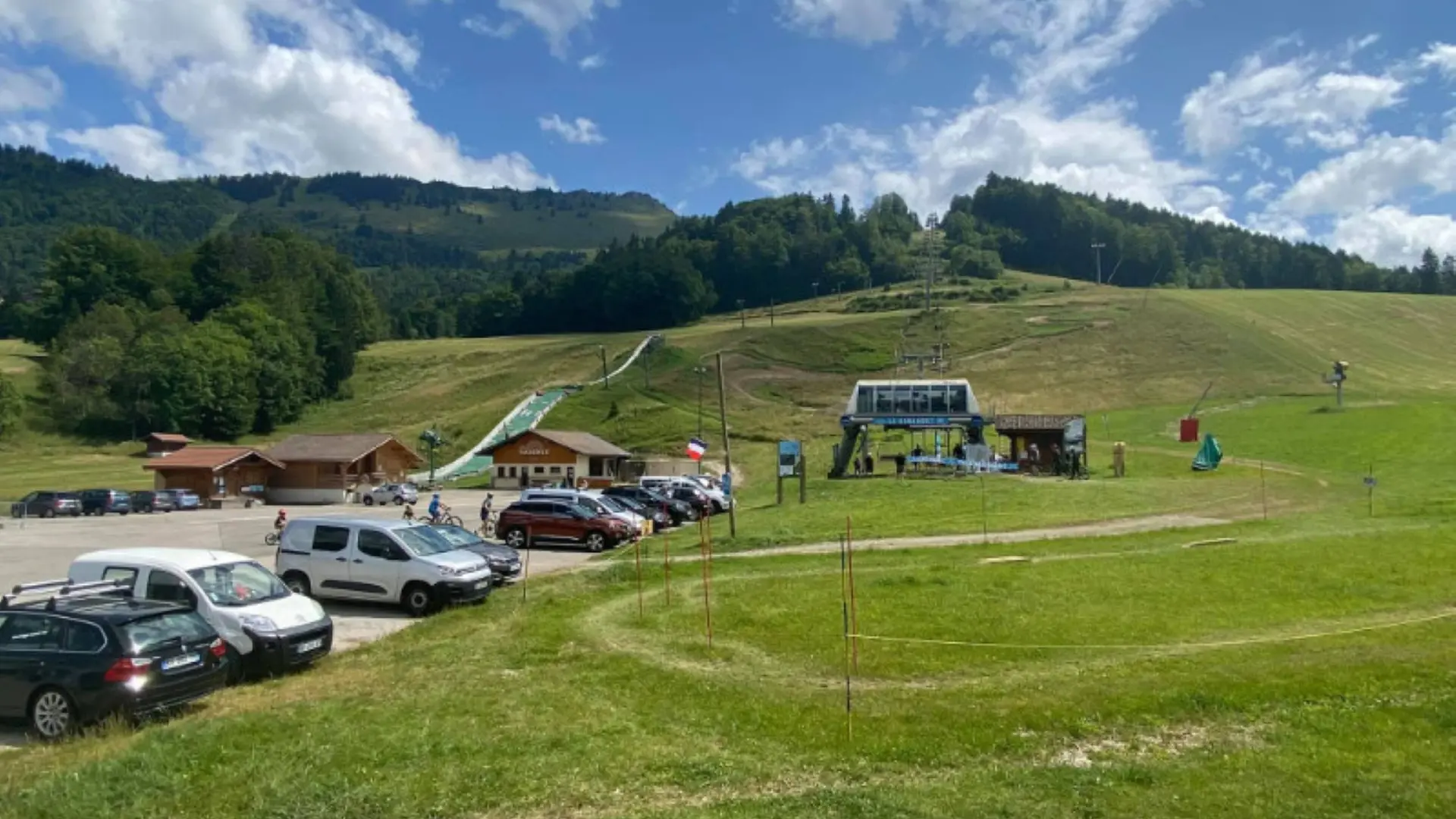 En été parking du bike Park des habères