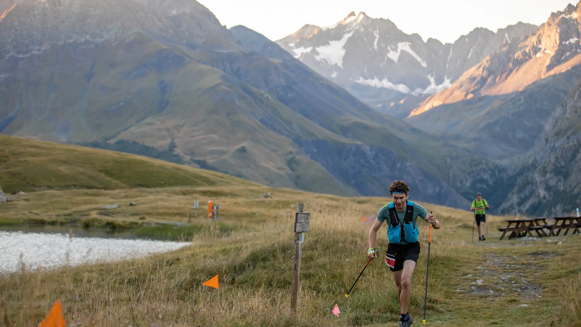 Coureurs au lac du Pontet avec vue sur la Meije