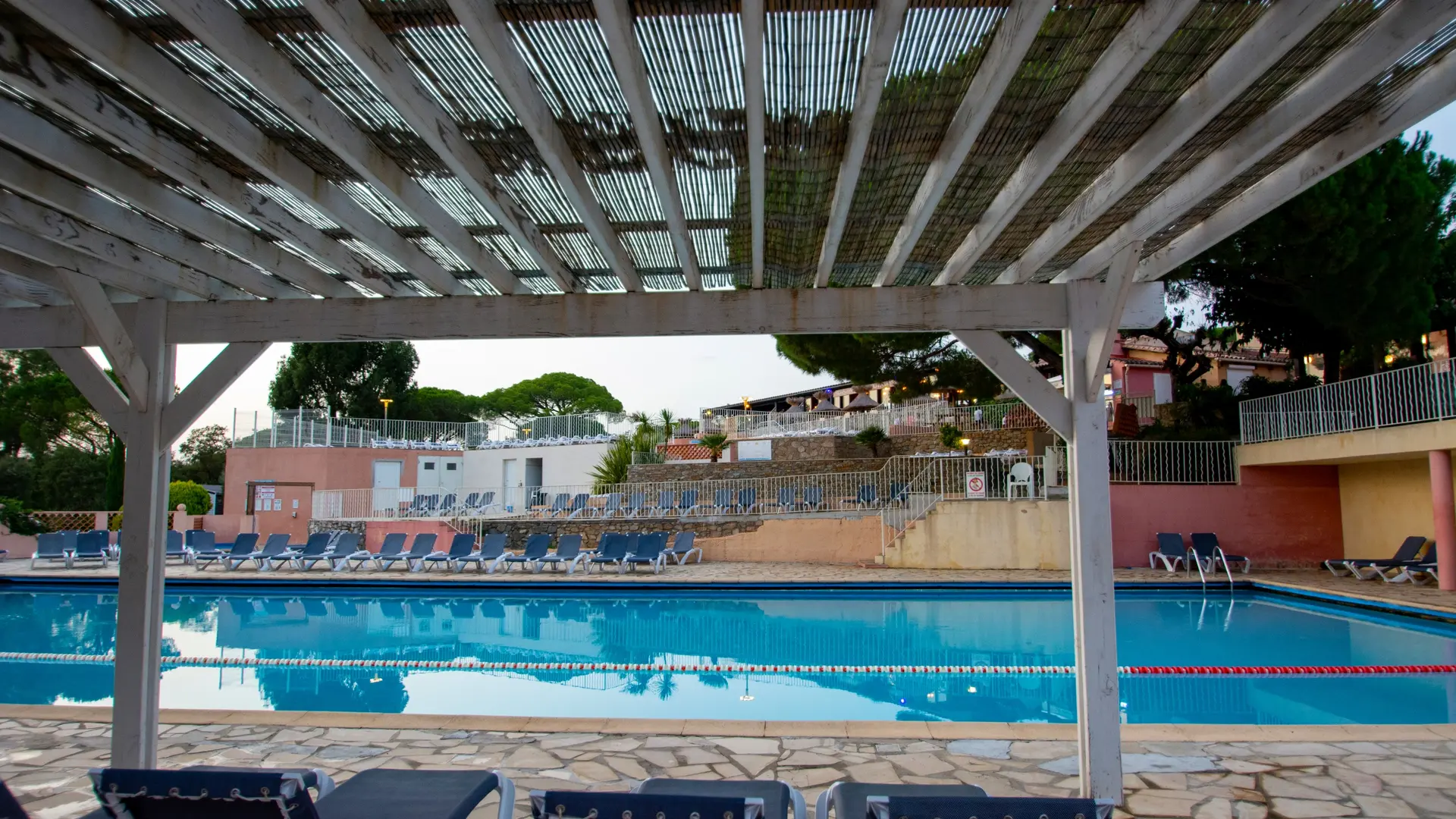 Piscine et transats du camping