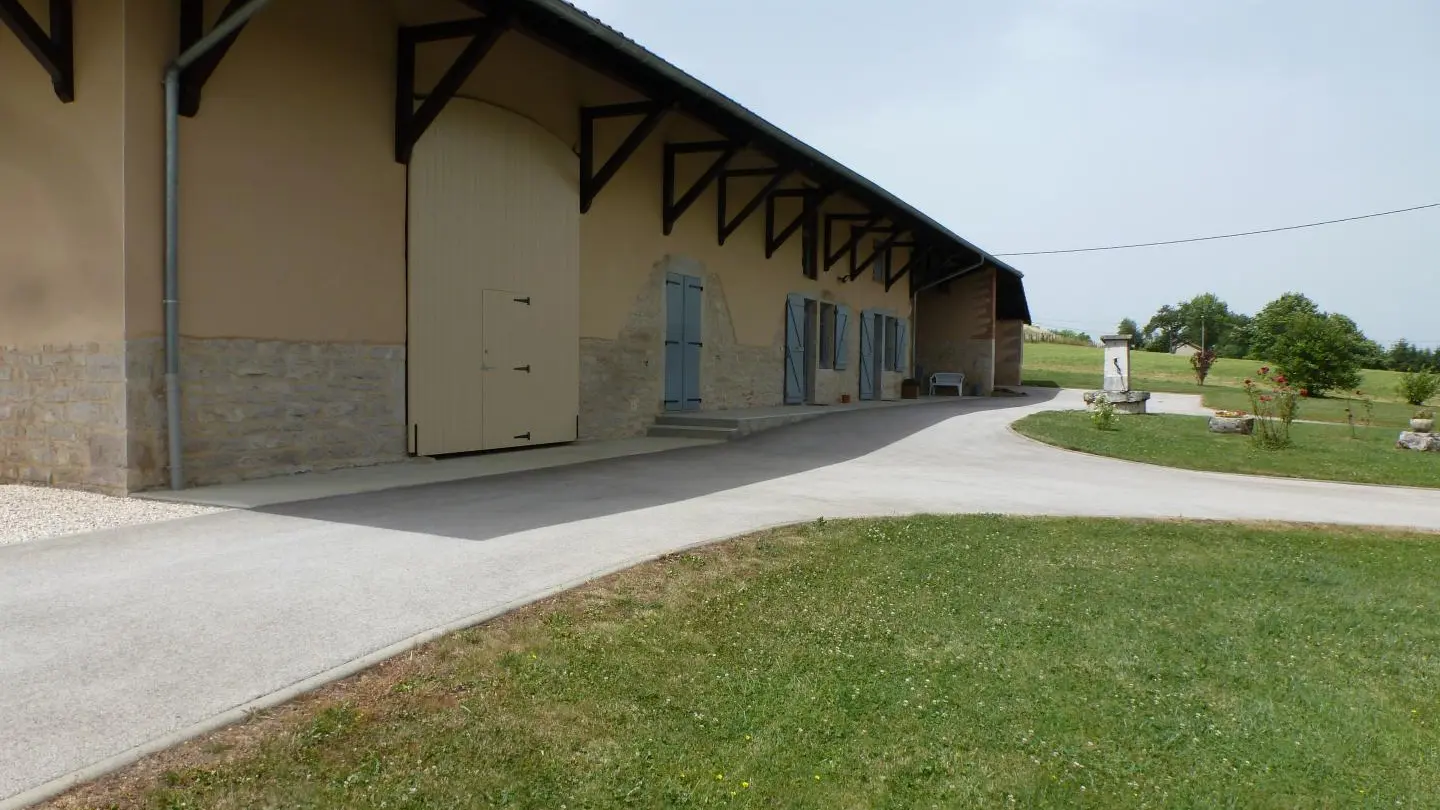 La ferme de Bocarnoz est un gîte indépendant, de plain-pieds, entouré de verdure. Un séjour synonyme de repos et confort.