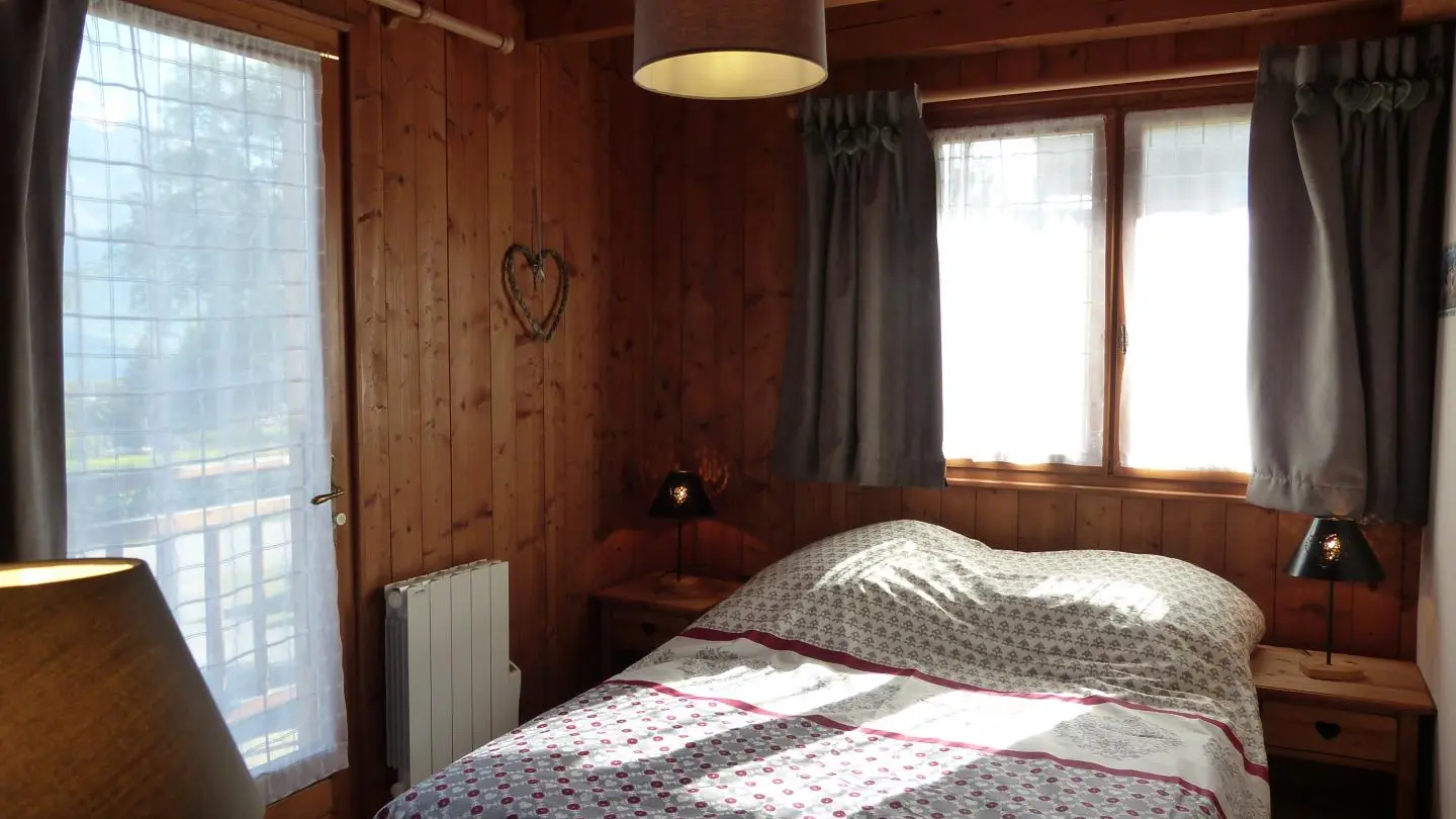 Chambre N° 2 au rez de chaussée 
Lit 1.40/1.90