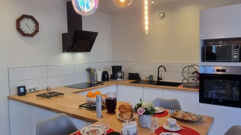 Cuisine intégrée et entièrement équipée ouverte sur le salon tv.