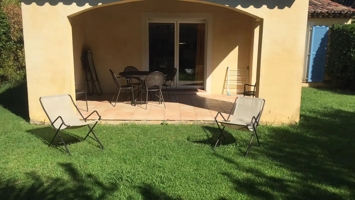 Jardin privé, clôturé et sans vis-à-vis avec terrasse couverte