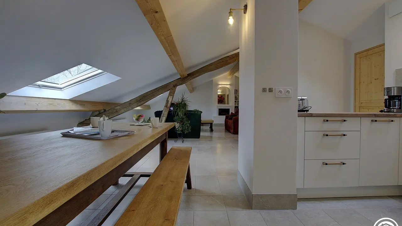 Ce gîte se situe au 2ème étage de la grande propriété. Il est prévu pour accueillir 6 personnes.