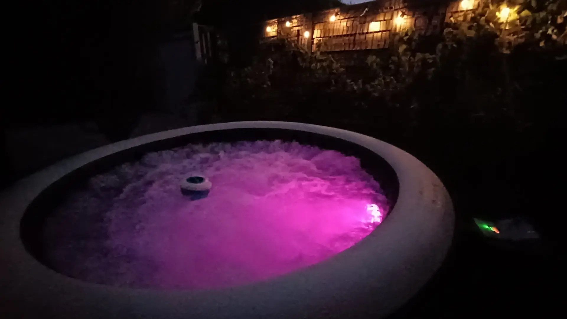 Jacuzzi privatif extérieur avec éclairage nocturne pour des moments de détente.