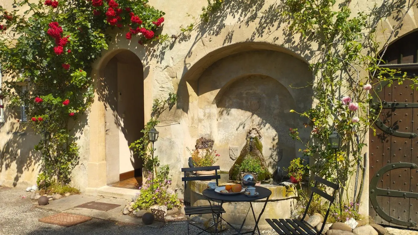 Espace commun : des tables et chaises à votre disposition dans la cour du château et dans le parc