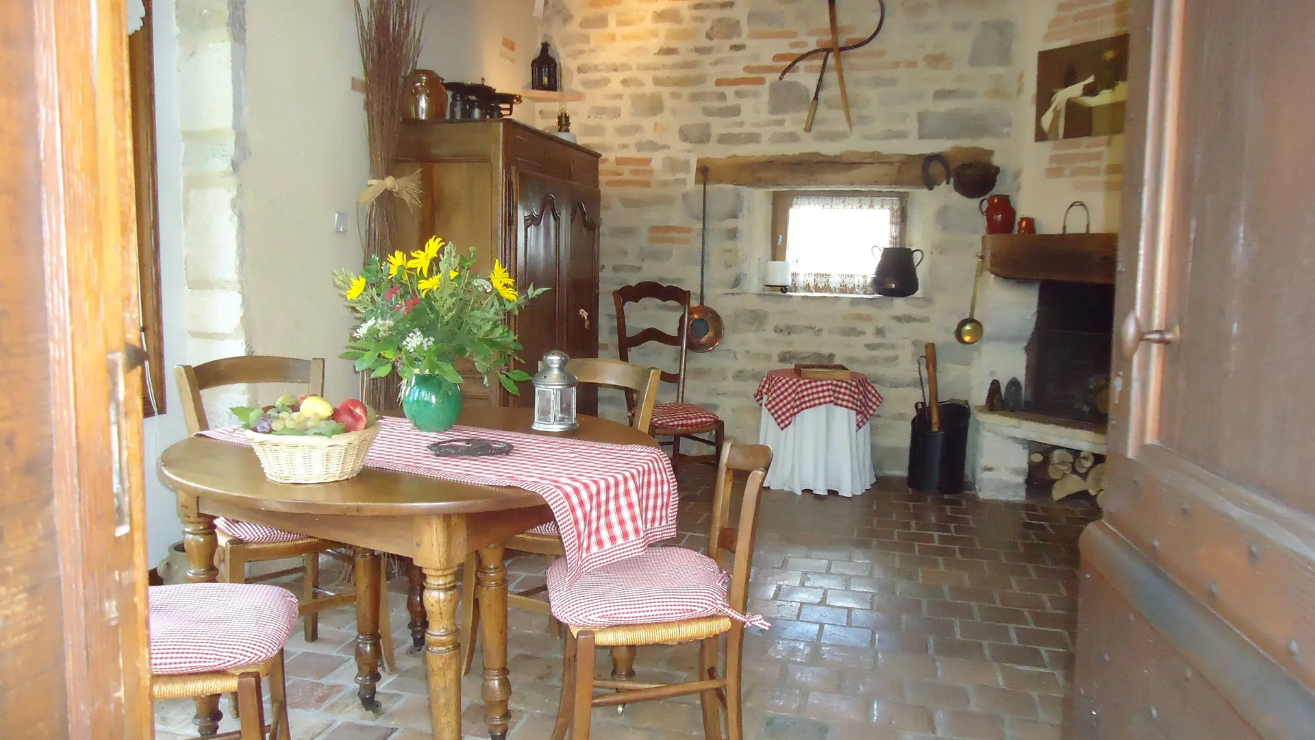 salle à manger avec cheminée