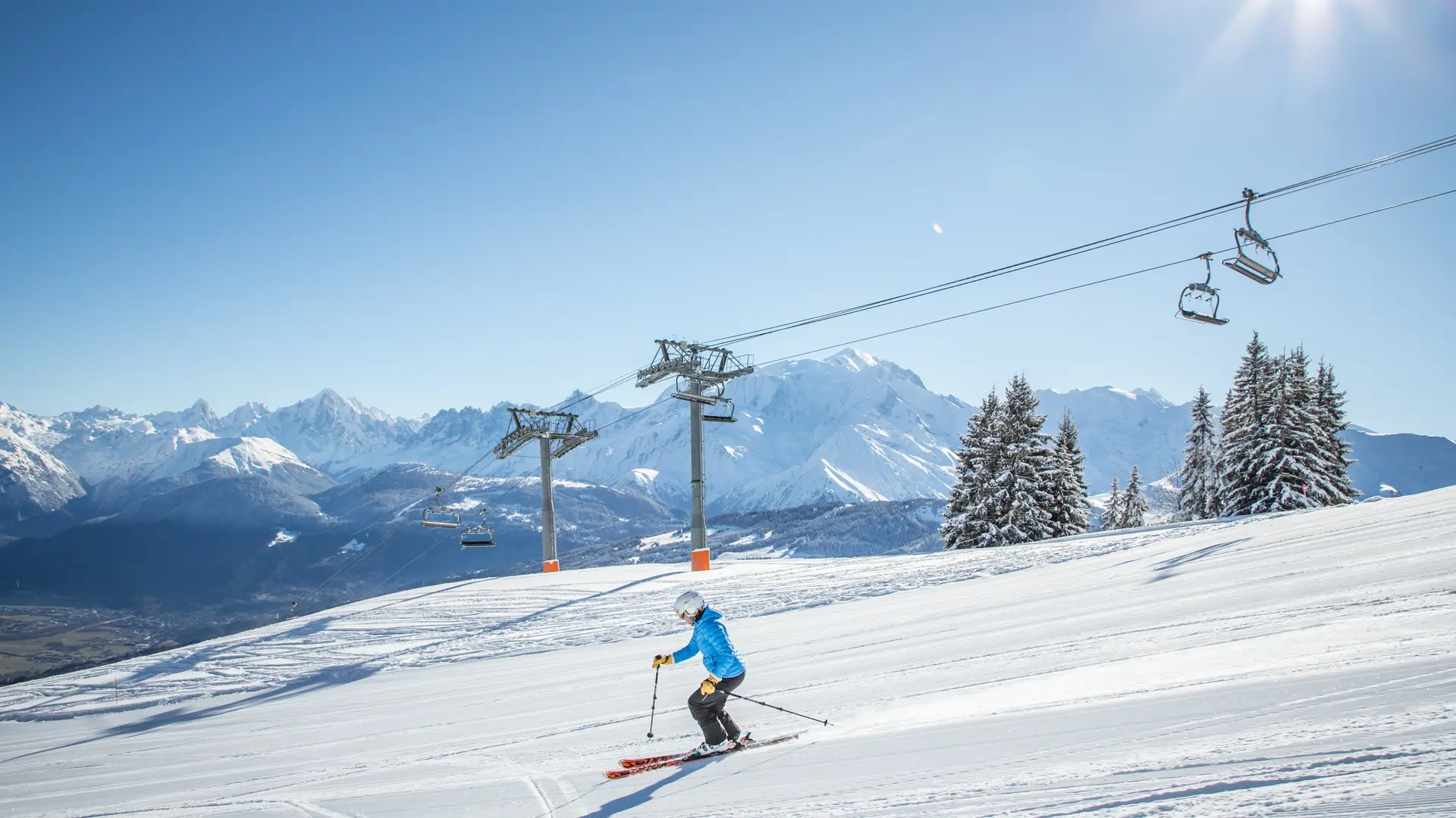 Ski sur la rouge Mélèzes à proximité du télésiège de Pertuis face au Mont-Blanc