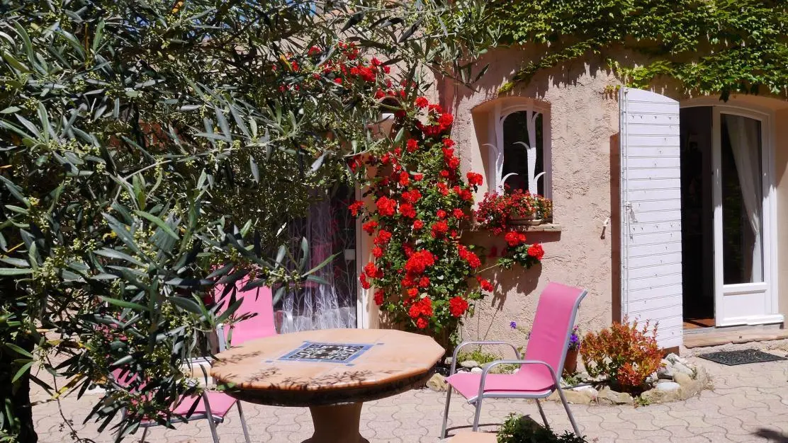 Terrasse sud du Gîte Garlaban