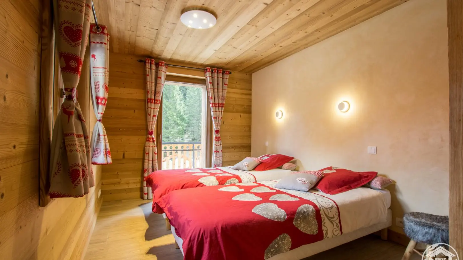 Chambre 1 au rez-de-chaussée avec 2 lits 1 personne jumelables, salle d'eau