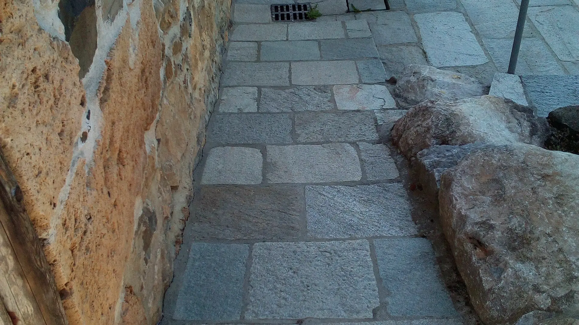 Cheminement menant à la piscine depuis l'entrée du gîte
