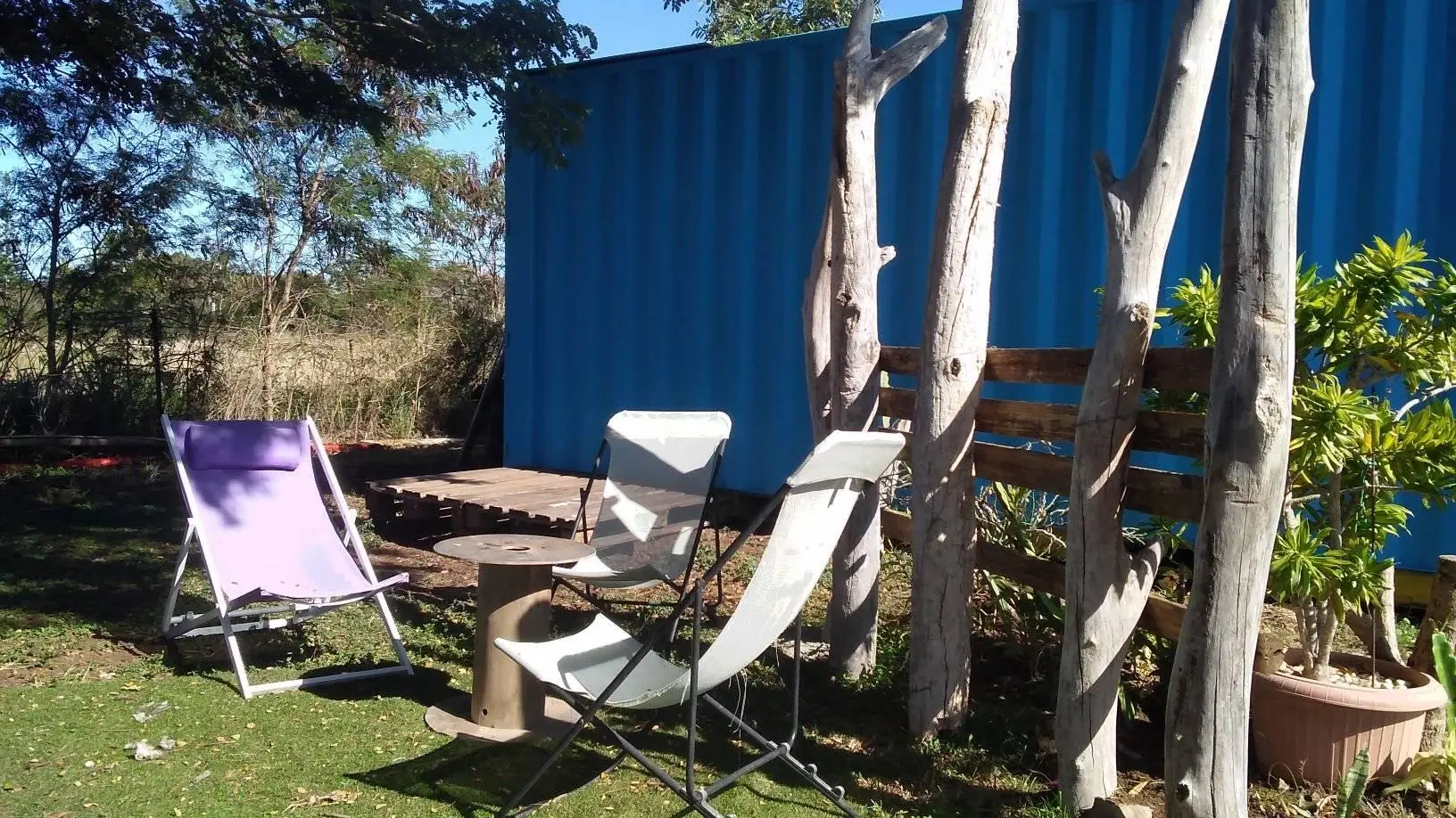 détente, Tipenga, Pouembout