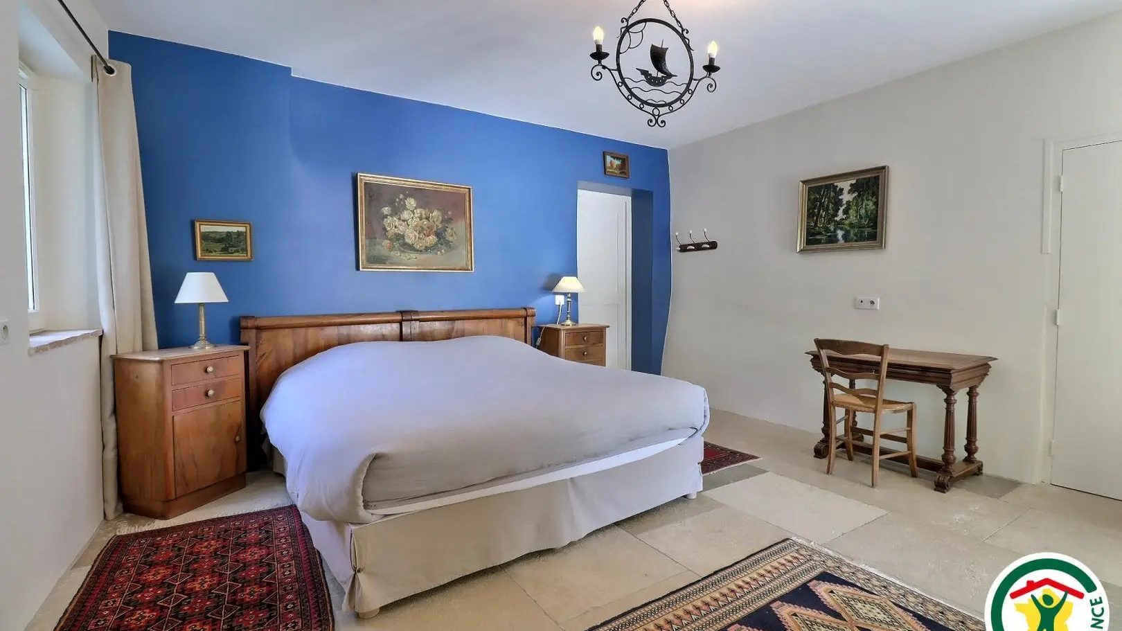 Chambre Rhône, en RDC : un lit double (1x160x200), adaptée personne à mobilité réduite. Salle d'eau et wc PMR dans la chambre