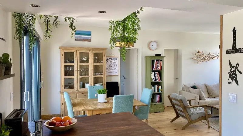 Esstisch im Innenbereich + Wohnbereich