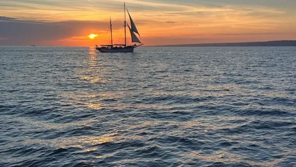 Croisière à la voile sur les îles du Frioul au soleil couchant