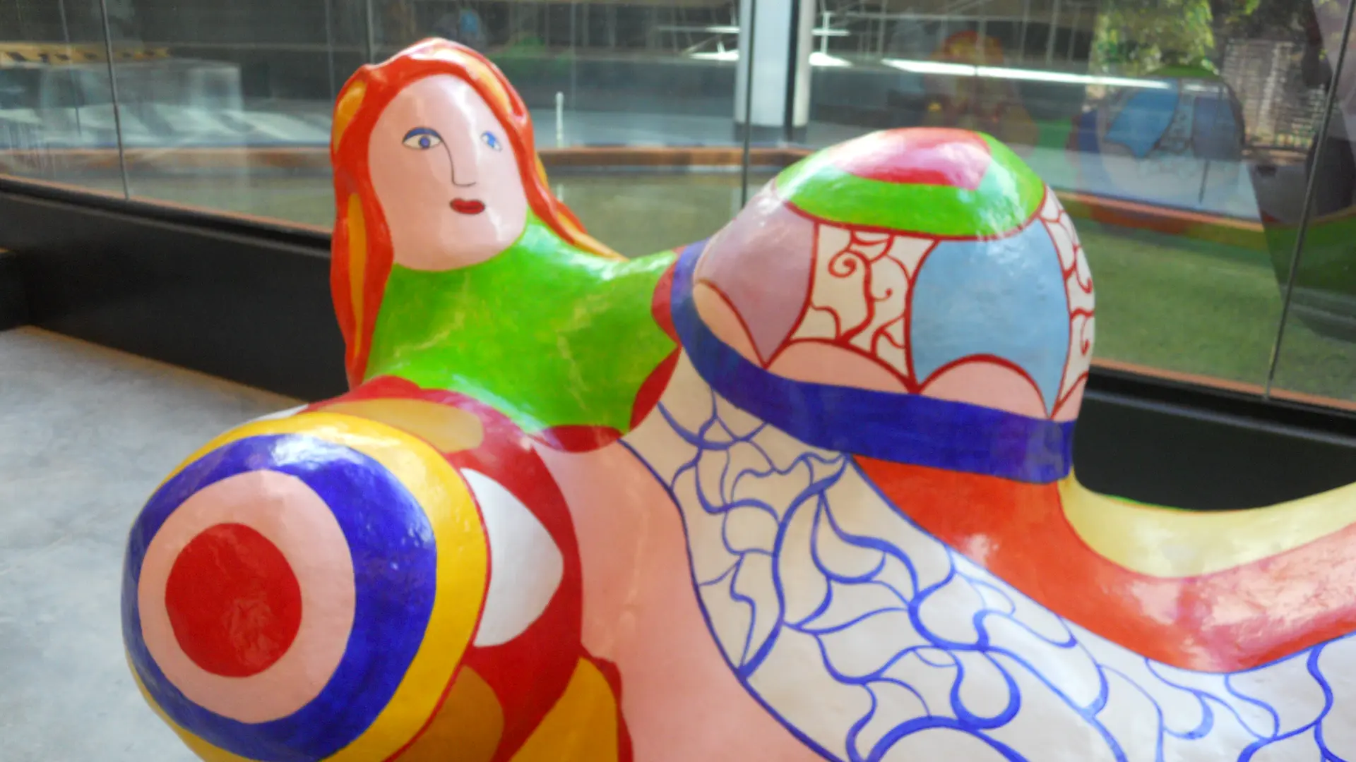 Oeuvre de Niki Saint Phalle exposée dans la galerie