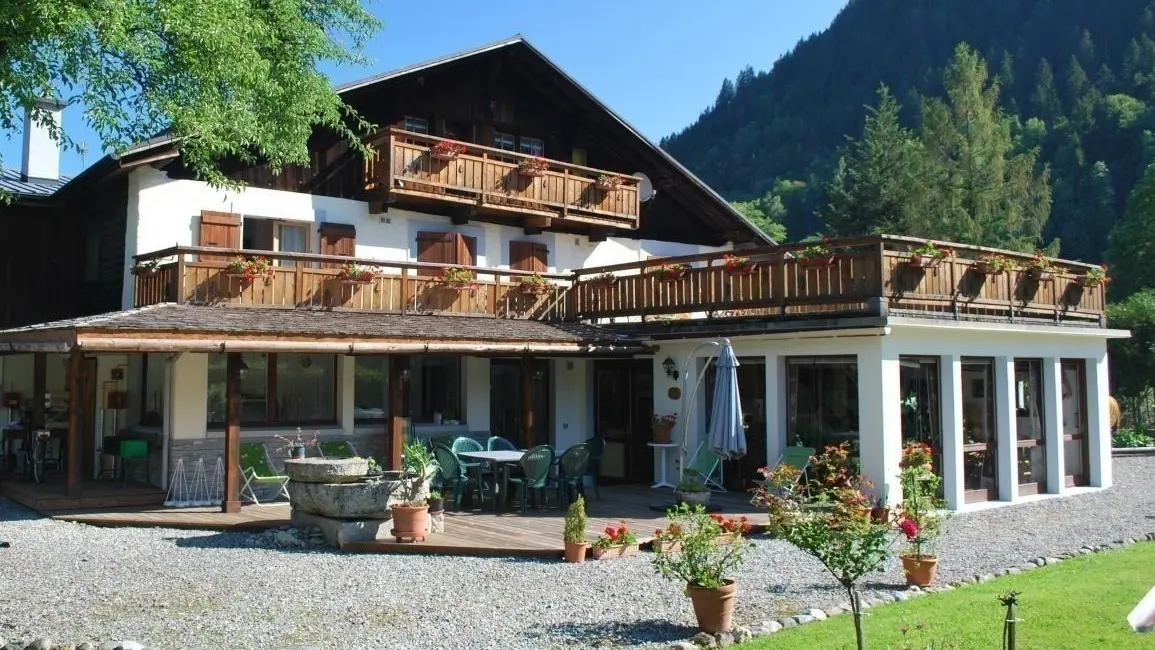 Le chalet et les balcons fleuris en été
