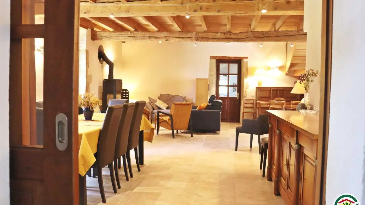 La pièce commune : coin salon, détente, piano et salle de petit déjeuner