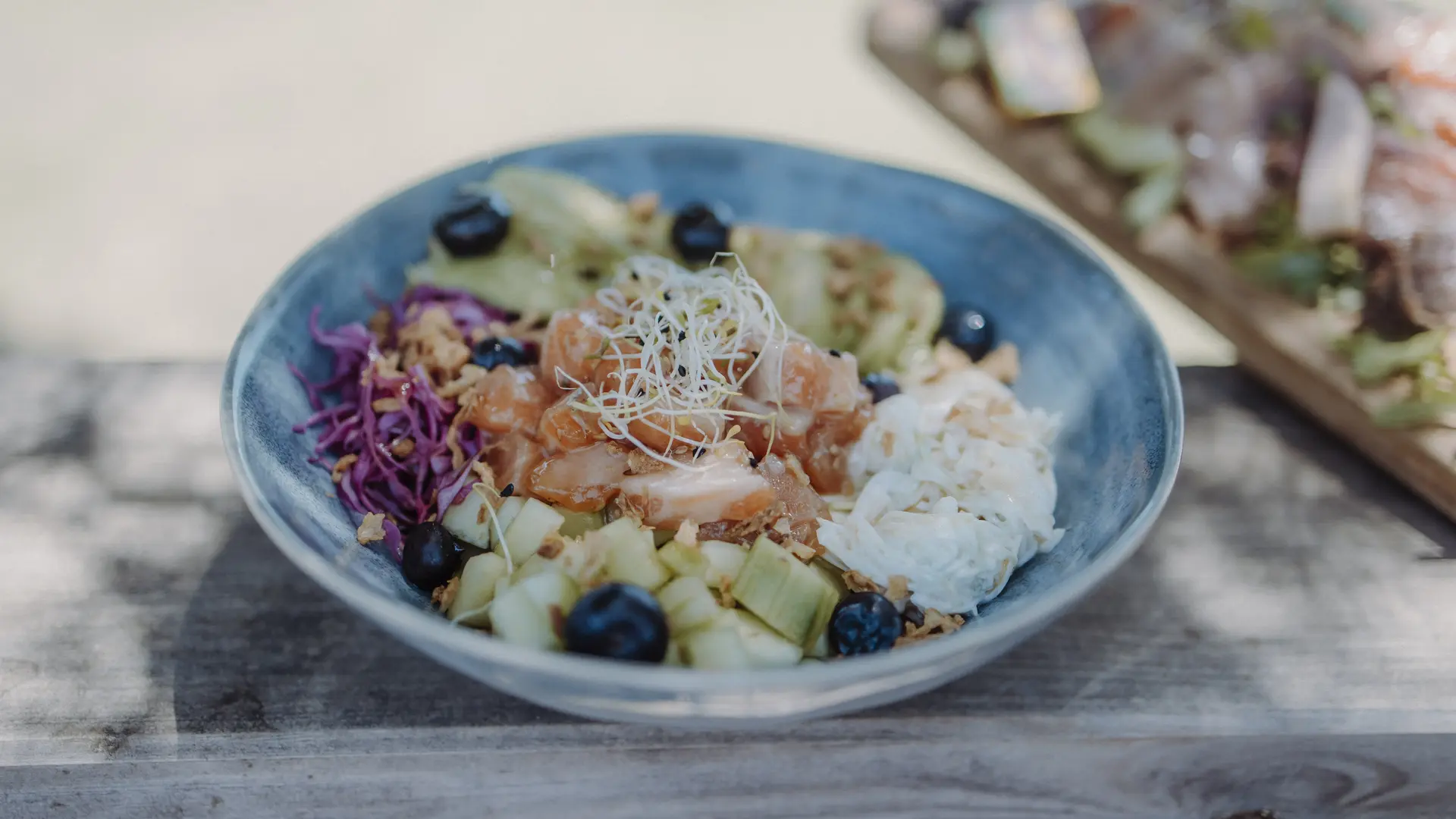 un repas estival au bord du lac