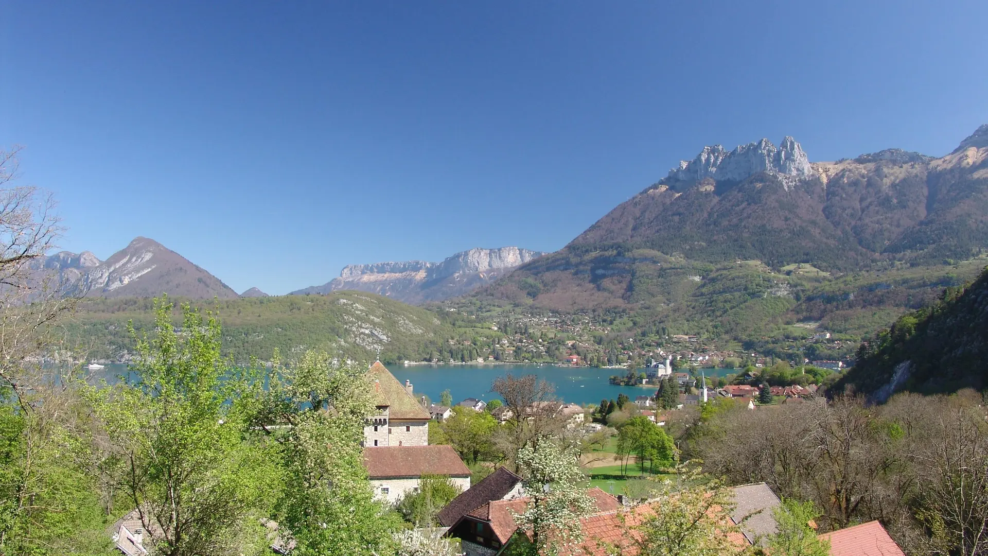 Vue sur Duingt et ses trois châteaux
