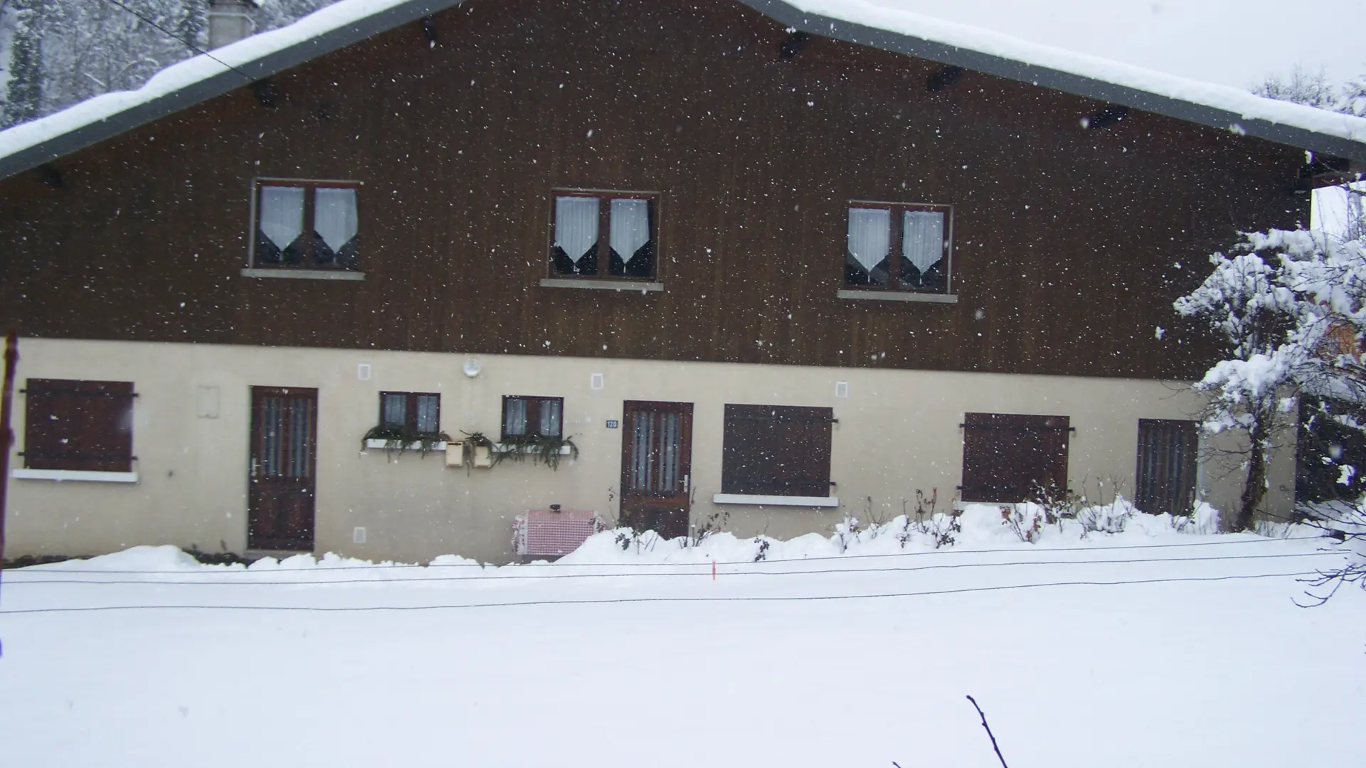 Maison sous la neige