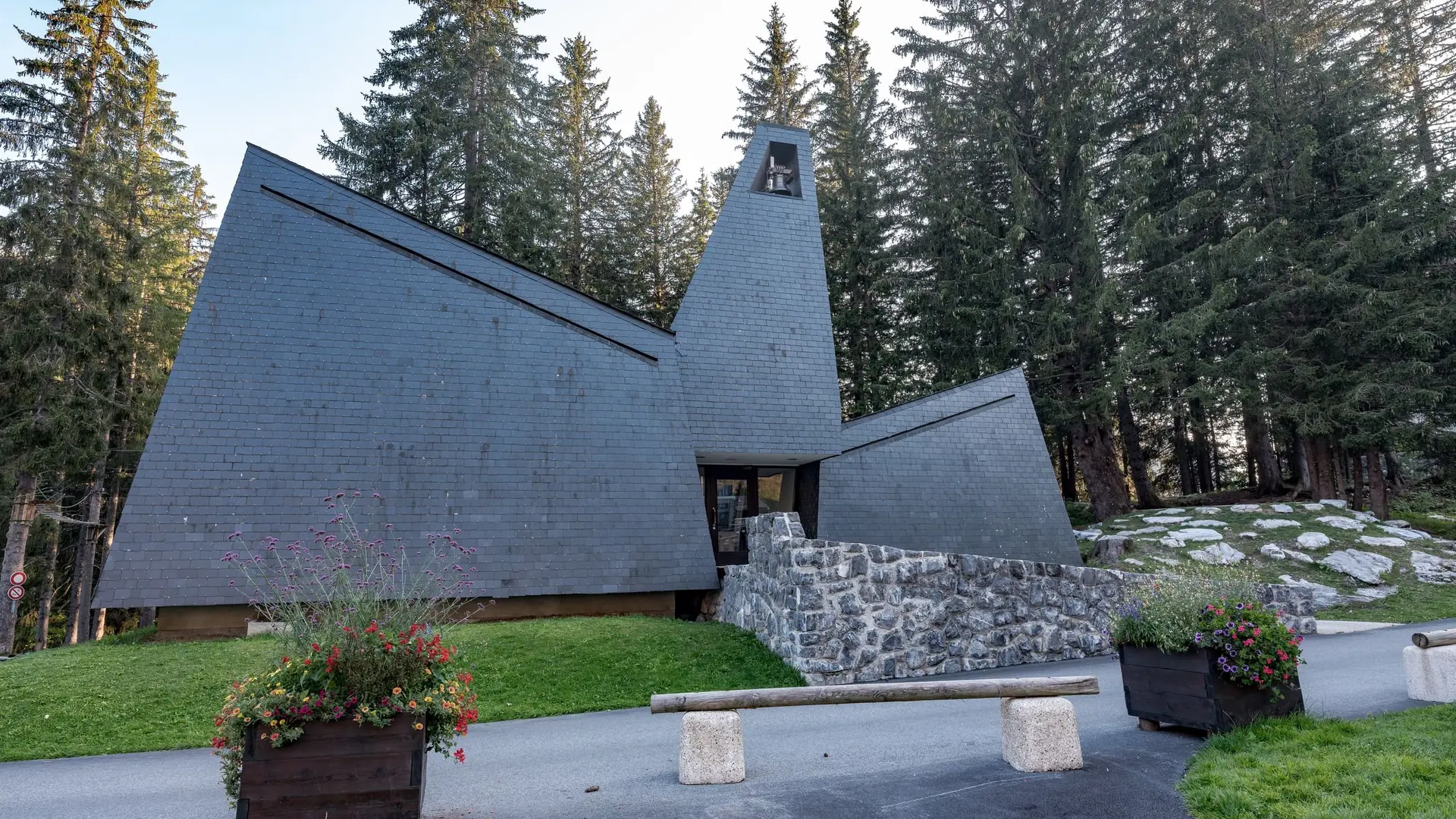 Vue de face de la Chapelle Œcuménique à Flaine Forum en Été