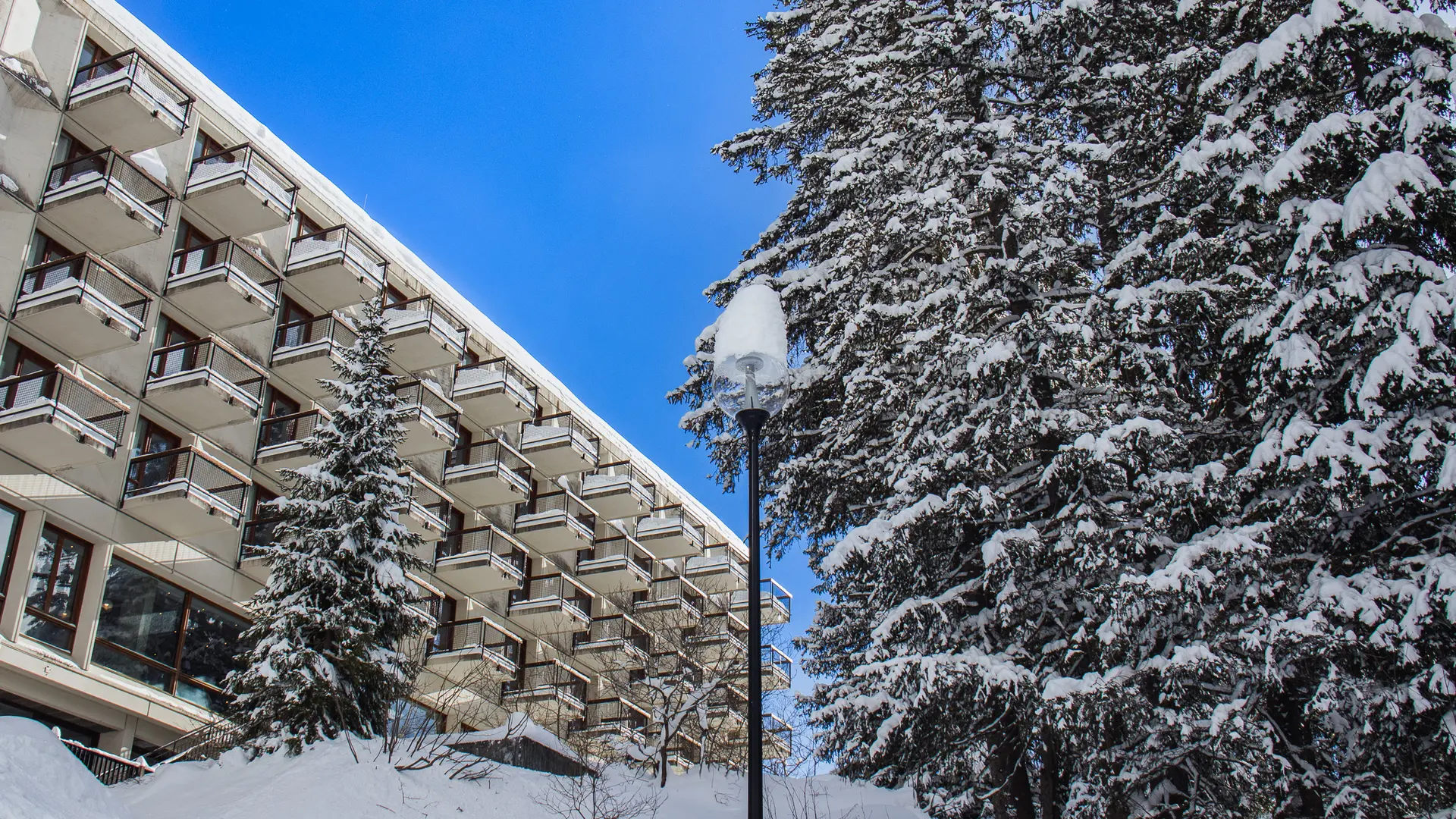 Vue en contre plongée depuis le chemin qui relie Flaine Forum et Flaine Front de Neige