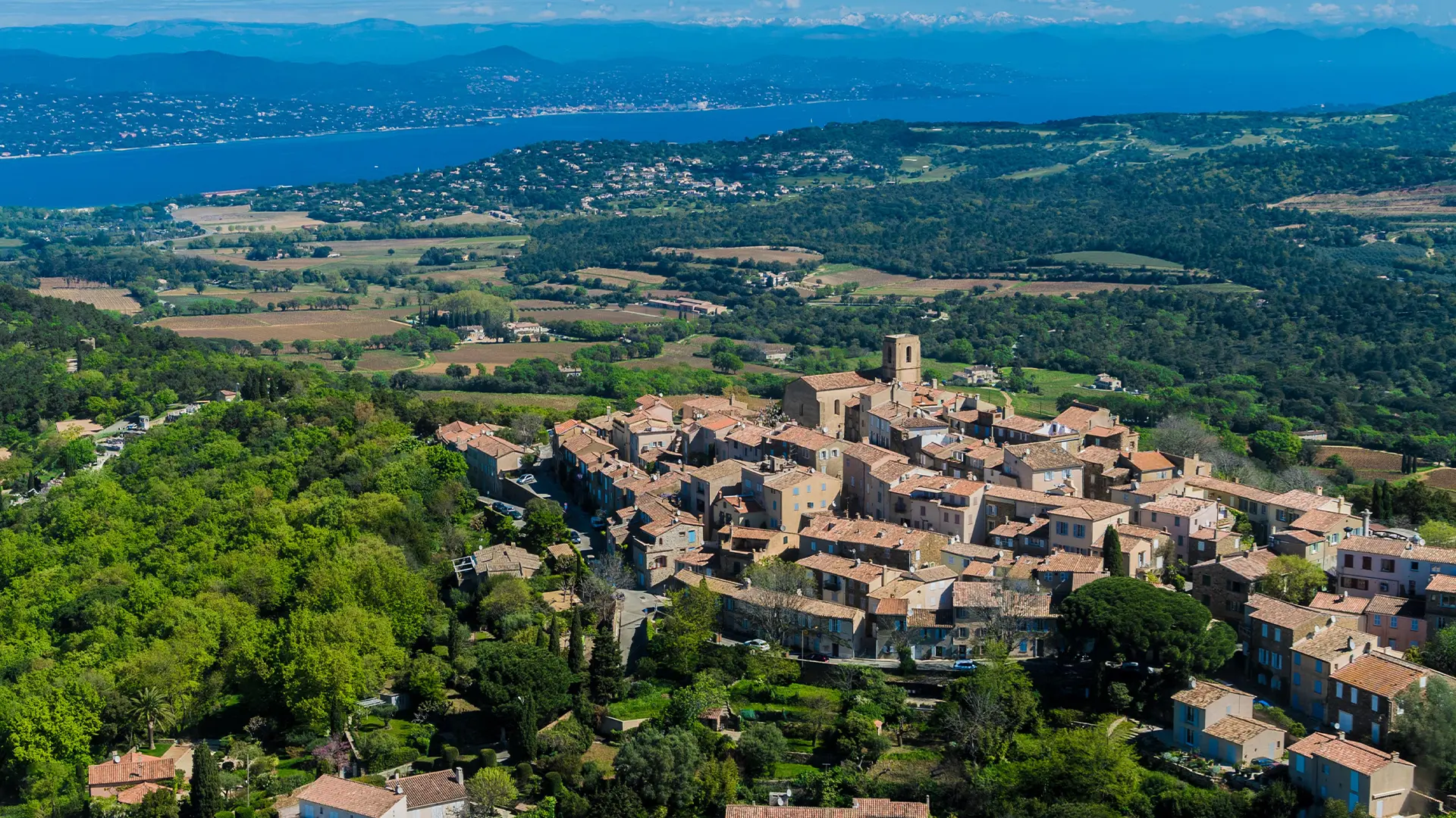 Vue aérienne du village de Gassin