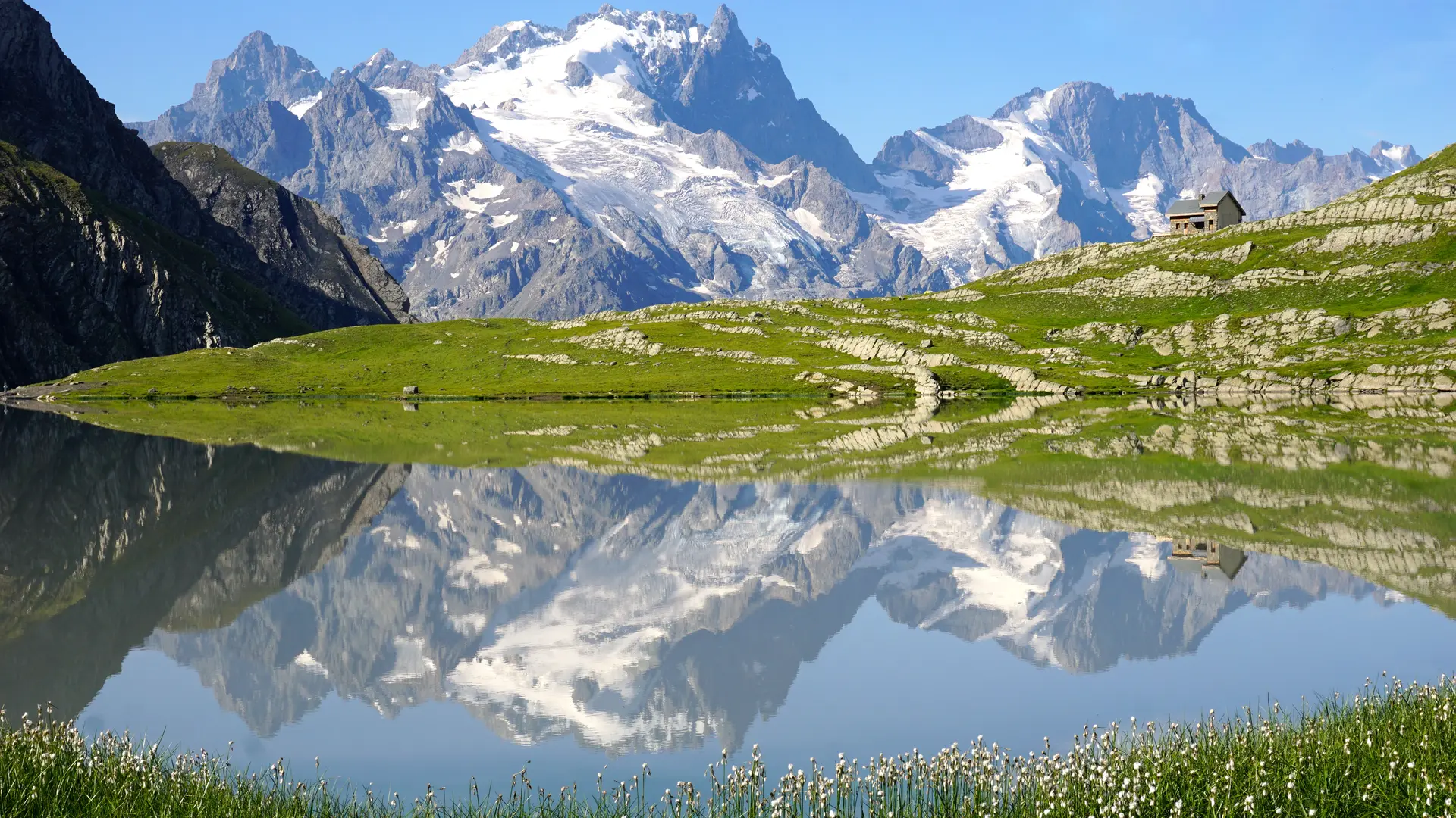 Belle vue sur le Lac du Goléon et La Meije - La Grave