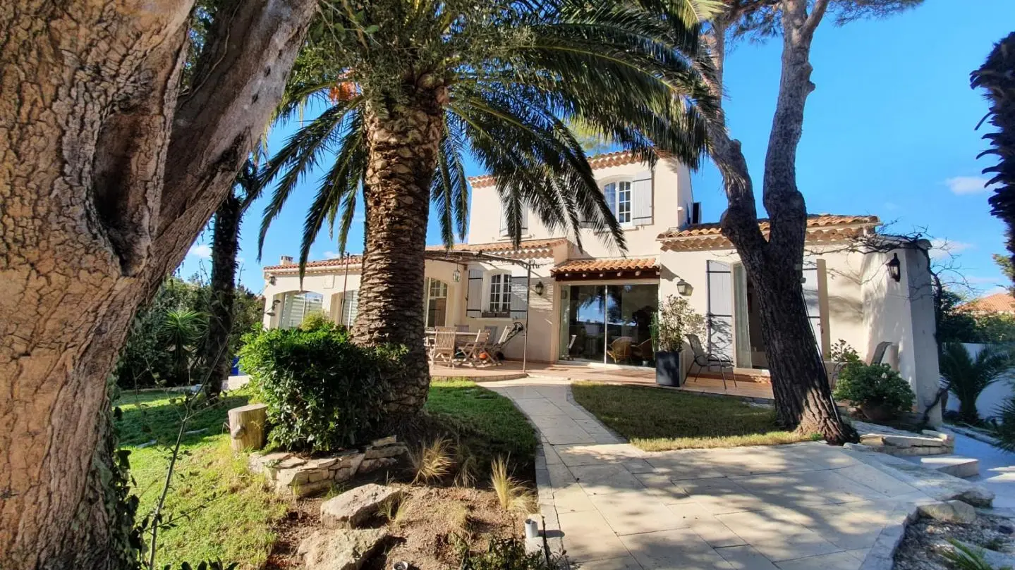 Chemin entre la piscine et la villa