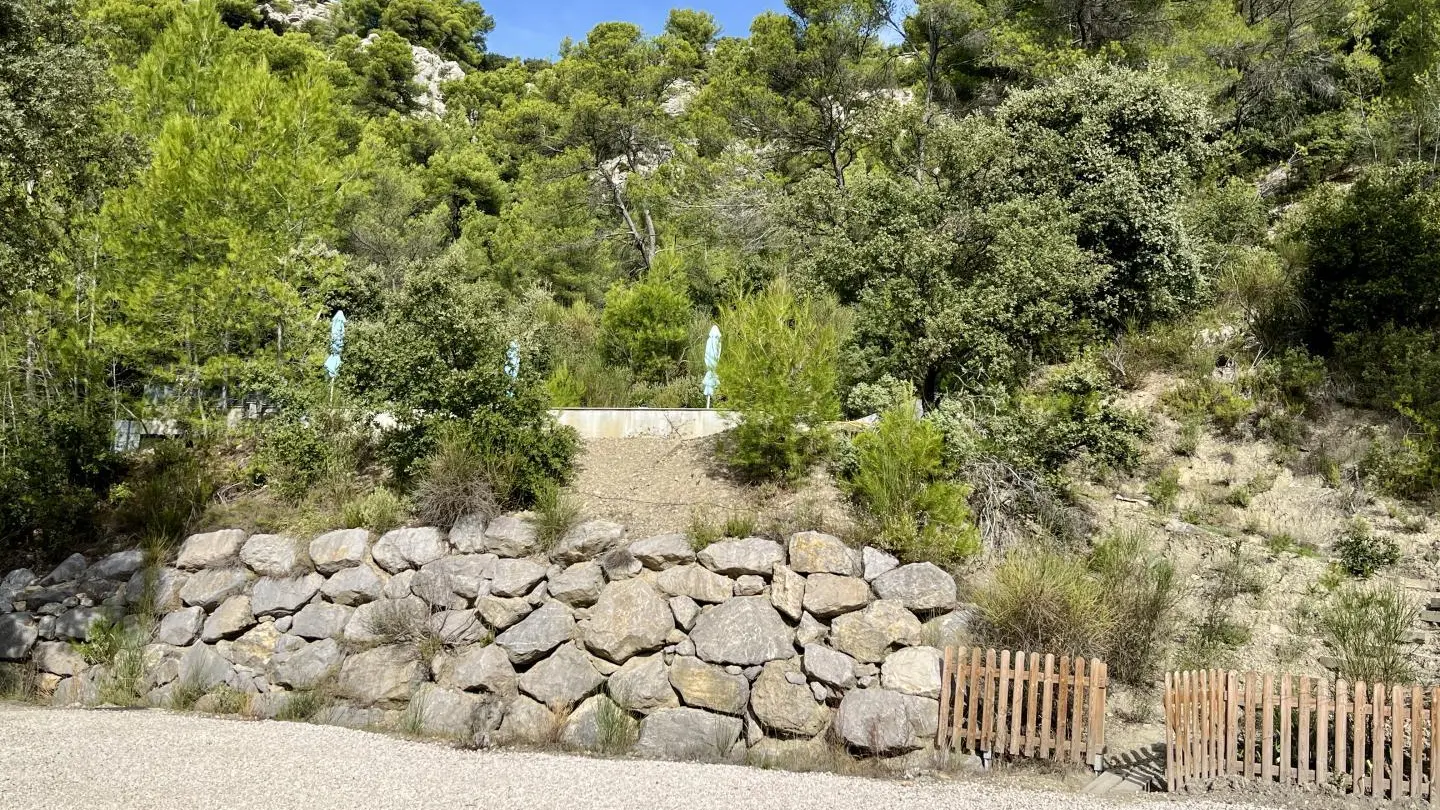 accès piscine. Cloture en bois et porte avec targette